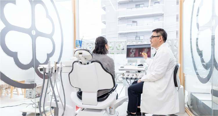 診察室で説明する院長